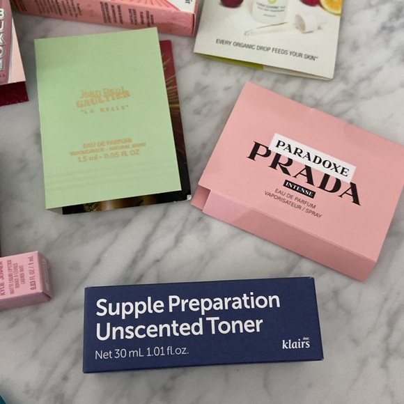 Beauty Sample Bundle with Cosmetic Bag - Picture 5 of 8